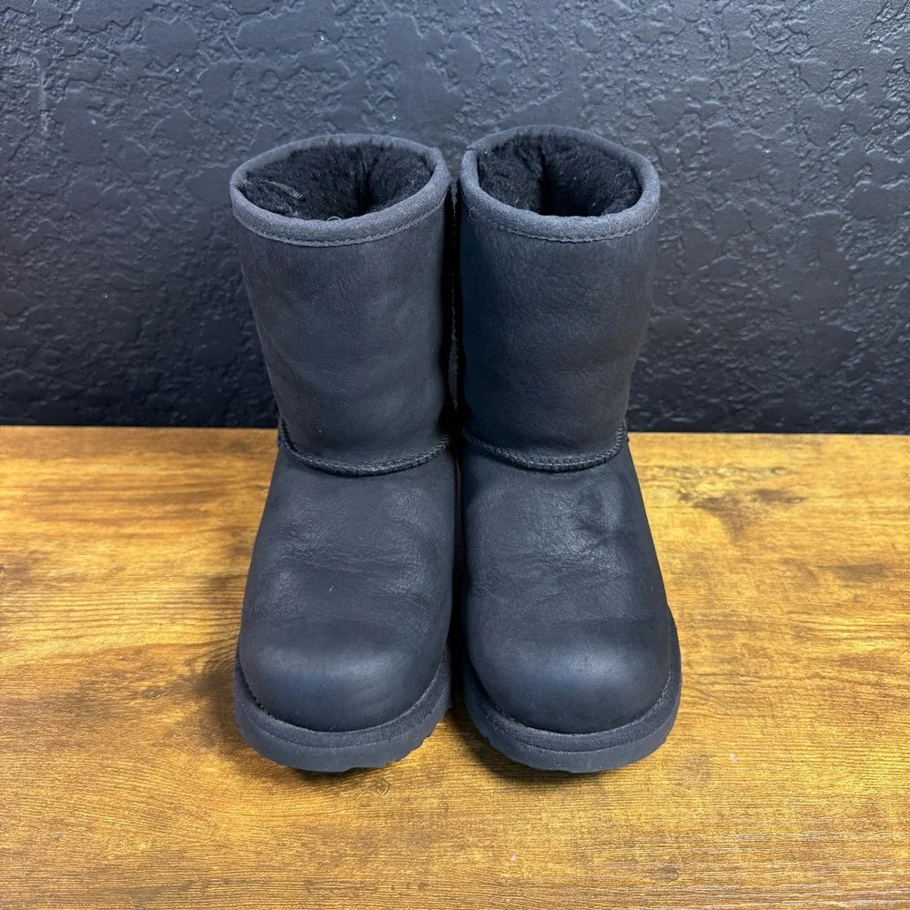 UGG Classic Short II 1019030T Black Leather Sheepskin Boots Kids Size 13